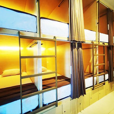 Fora Capsule Hostel Tuban Кута Экстерьер фото