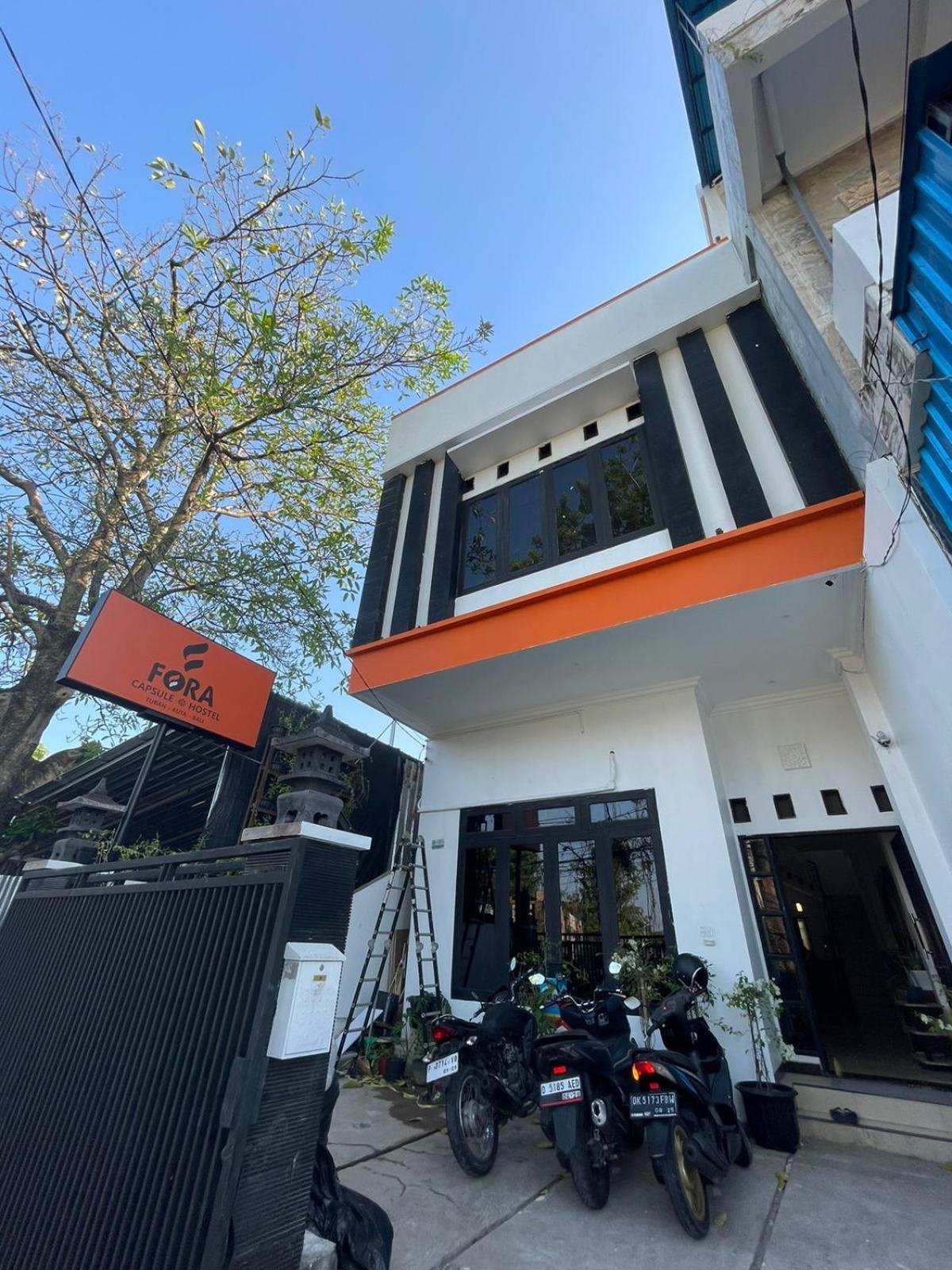 Fora Capsule Hostel Tuban Кута Экстерьер фото