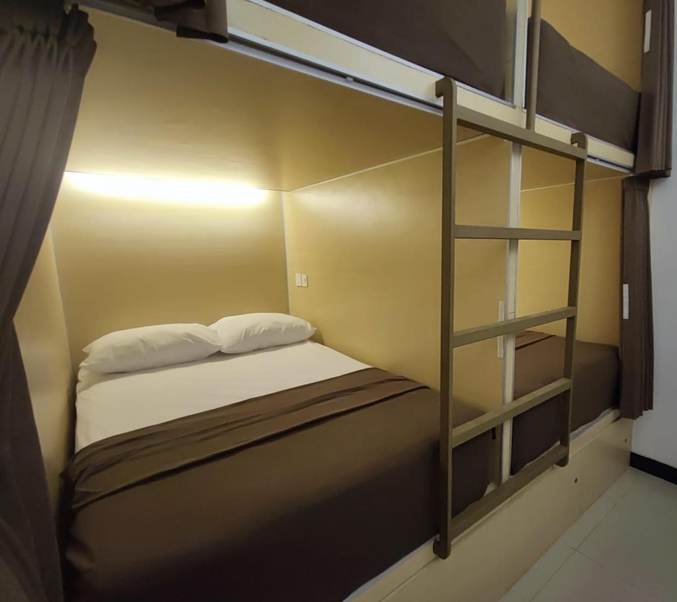 Fora Capsule Hostel Tuban Кута Экстерьер фото
